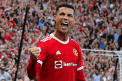 Ronaldo makes his debut for Manchester United