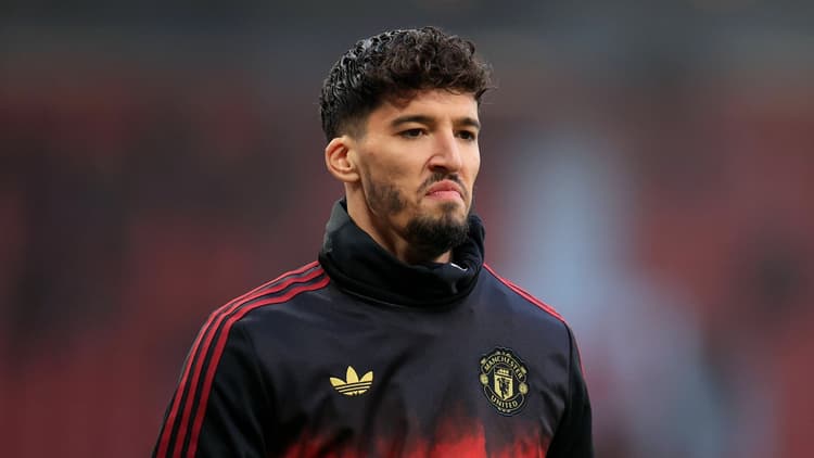 Altay Bayindir will start for Man Utd versus Man City