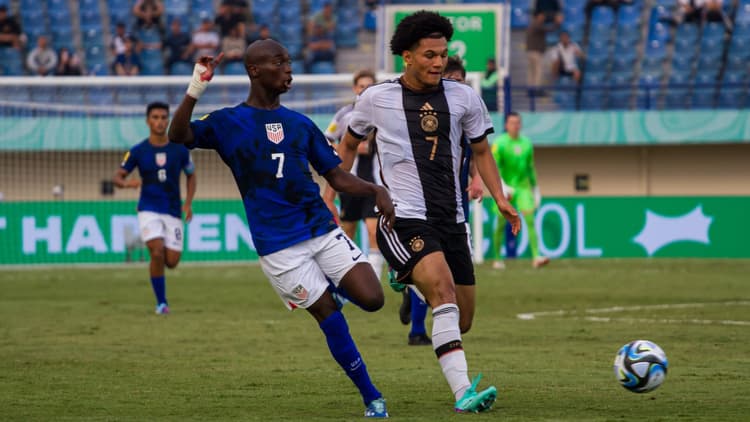 Nimfasha Berchimas (left)