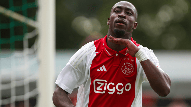 Carlos Forbs ligt in principe nog tot medio 2028 vast bij Ajax.