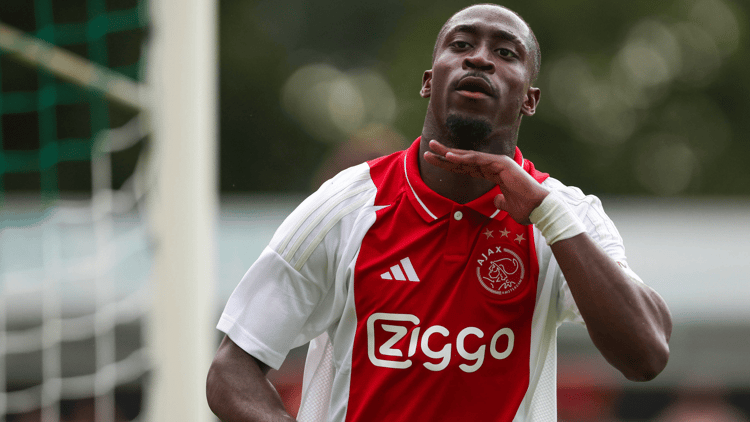 In het shirt van Ajax lukte het Carlos Forbs niet om potten te breken.