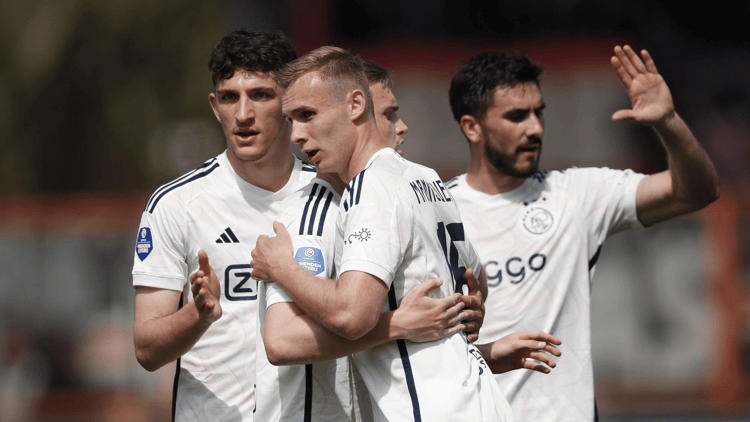 Josip Sutalo (rechts) in het shirt van Ajax.