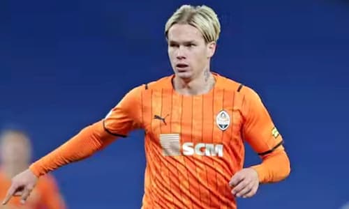 Mykhaylo Mudryk in action for Shakhtar Donetsk.