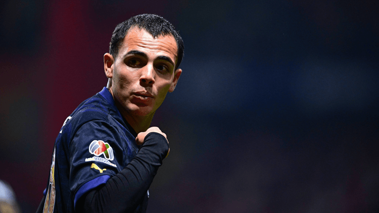 Hugo Camberos in actie namens Deportivo Guadalajara