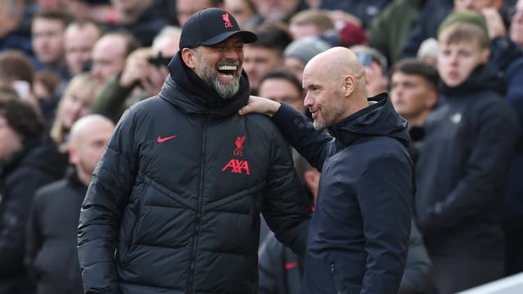 Erik ten Hag als trainer van Manchester United samen met Jürgen Klopp