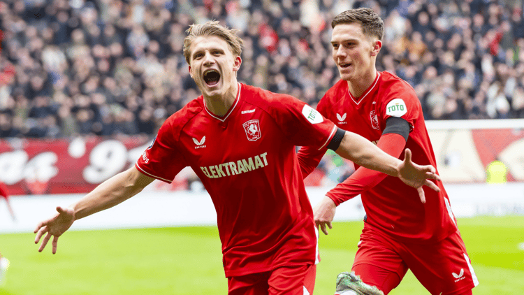 Sem Steijn na een doelpunt voor FC Twente