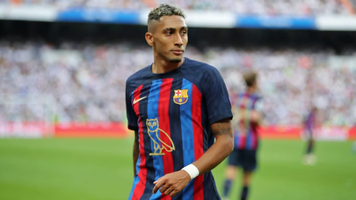 Raphinha playing for Barcelona against Real Madrid.