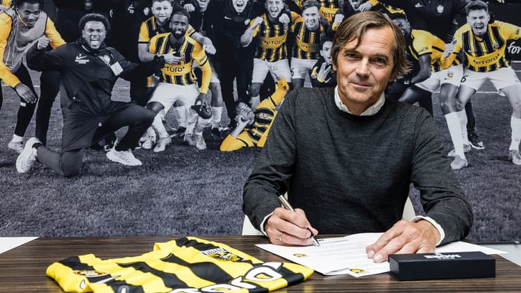Phillip Cocu heeft een contract tot medio 2024 met Vitesse ondertekend.