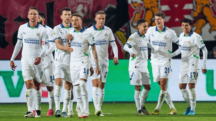 Richard Ledezma (uiterst rechts) vier met zijn teamgenoten een doelpunt. 