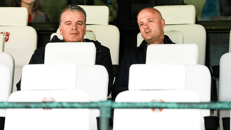 Dennis te Kloese (links) en Mark Ruijl (rechts) op tribune van FC Dordrecht. 