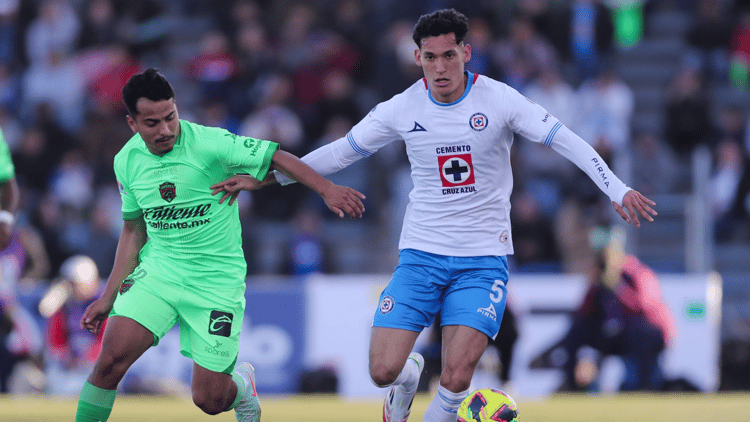 Jesús Orozco Chiquete verdedigt de bal namens Cruz Azul
