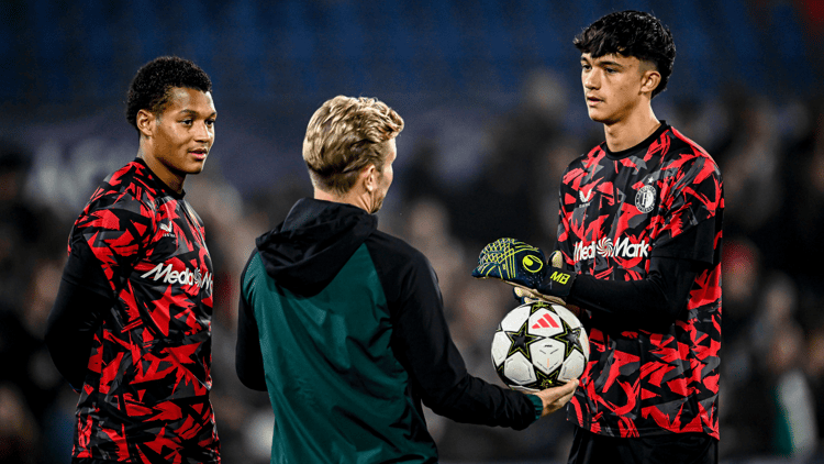 Mannou Berger (rechts) speelt sinds 2017 bij Feyenoord.