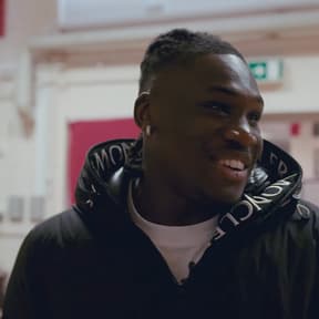 Calvin Bassey noemt Ajax-collega als groot voorbeeld: 'Hij zorgt dat het werkt'