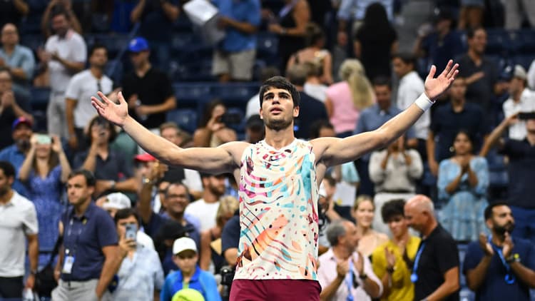 Carlos Alcaraz imitating Jude Bellingham's celebration