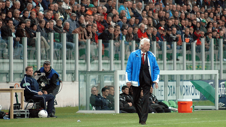 Leo Beenhakker langs de lijn als trainer van Feyenoord in 2007.