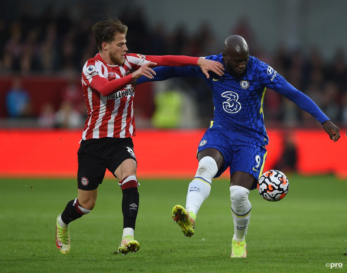 Romelu Lukaku battles for the ball during Brentford v Chelsea