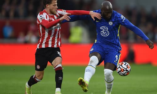 Romelu Lukaku battles for the ball during Brentford v Chelsea