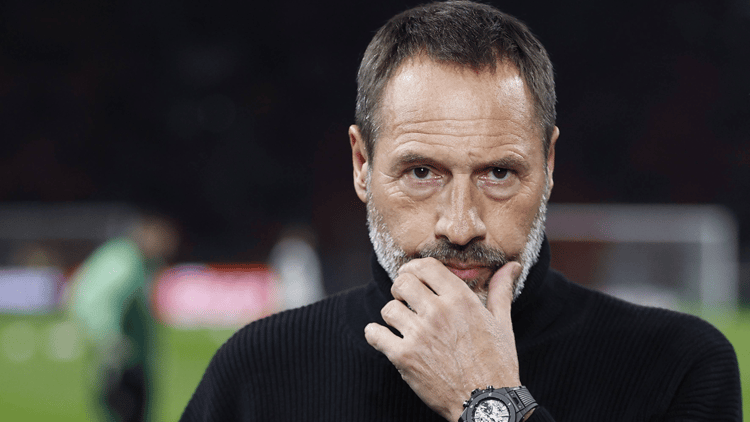 John van 't Schip is in principe tot het einde van het seizoen trainer van Ajax.