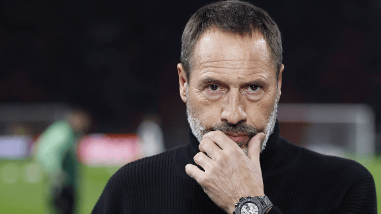 John van 't Schip is tot het eind van het seizoen trainer van Ajax.
