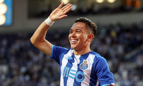 Pepê playing for Porto
