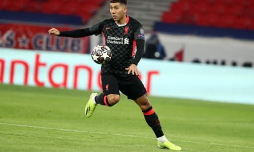 Roberto Firmino controls the ball for Liverpool against RB Leipzig in the UEFA Champions League Round of 16 at the Puskas Arena in 2021 