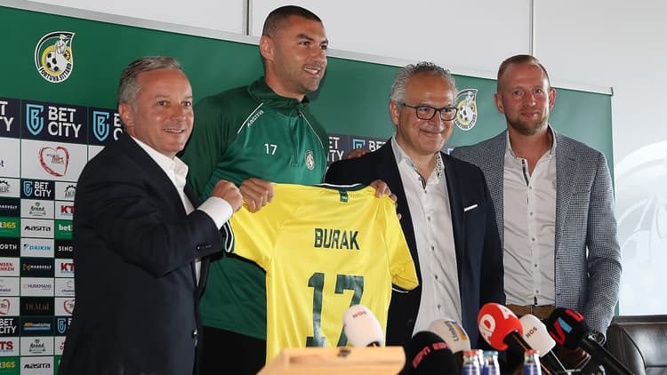 Tientallen journalisten kwamen af op de presentatie van Burak Yilmaz bij Fortuna Sittard.