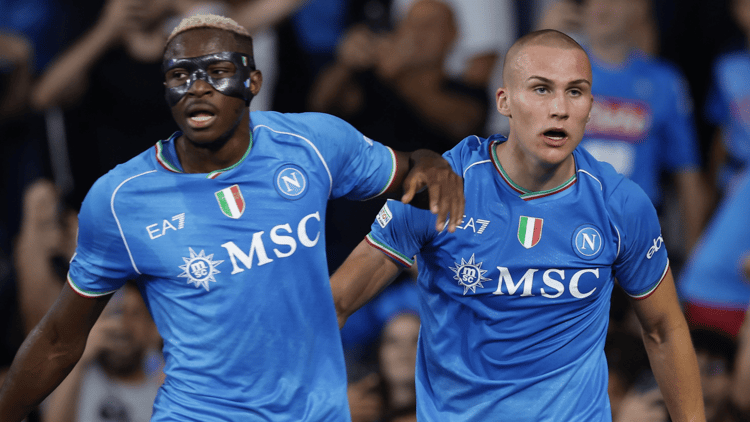 Victor Osimhen (links) in het shirt van Napoli.