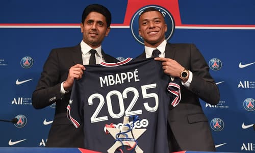 Kylian Mbappe signs a new PSG contract