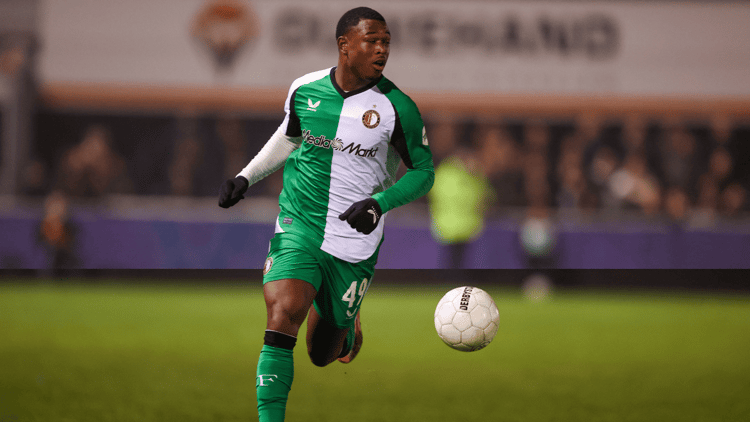 Zepiqueno Redmond namens Feyenoord in actie in de TOTO KNVB Beker.