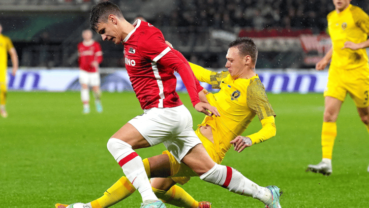 Oleksandr Nazarenko in duel met Milos Kerkez tijdens AZ tegen Dnipro-1 (2-1).