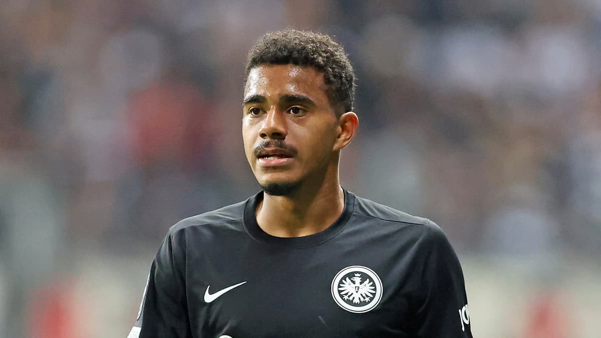 Angar Knauff in action for Eintracht Frankfurt.