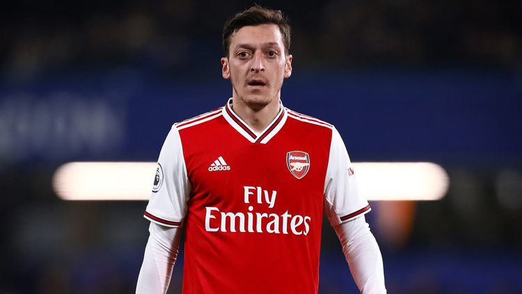 Mesut Özil verruilde Real Madrid voor Arsenal.