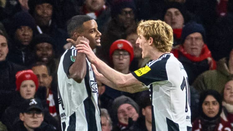 Alexander Isak and Anthony Gordon celebrate scoring for Newcastle against Arsenal