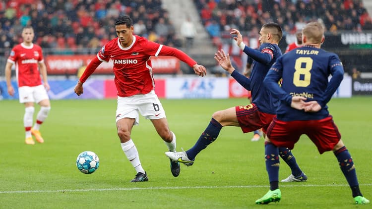 Tijjani Reijnders maakte zijn debuut in het profvoetbal voor PEC Zwolle.