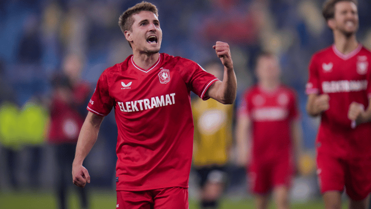 Michal Sadilek samen met Michel Vlap (uiterst rechts) in het shirt van FC Twente