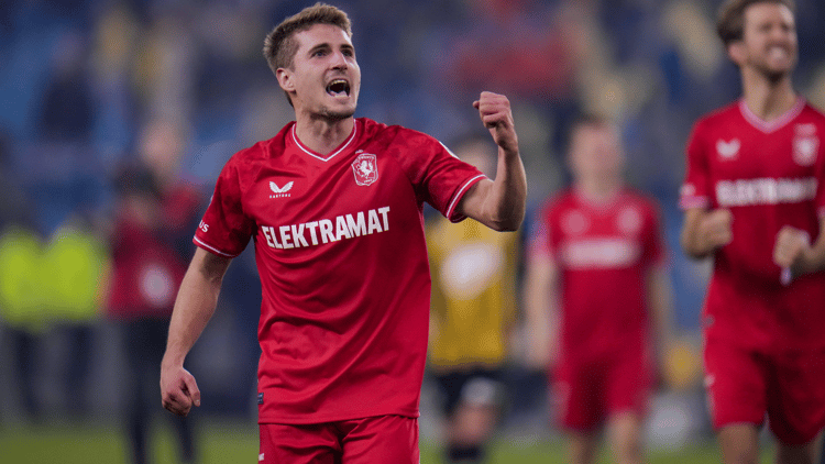 Michal Sadilek samen met Michel Vlap (uiterst rechts) in het shirt van FC Twente