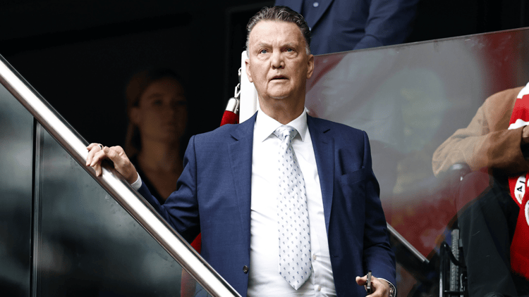 Louis van Gaal op de tribune bij Ajax