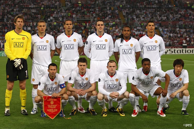 Anderson lines up next to Cristiano Ronaldo ahead of the 2009 UCL final