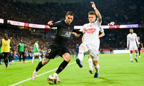 Mauro Icardi playing for PSG against Angers in Ligue 1