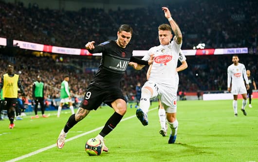 Mauro Icardi playing for PSG against Angers in Ligue 1