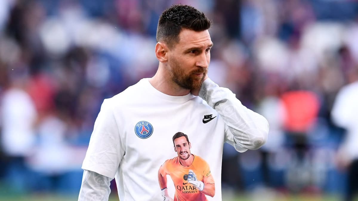 Lionel Messi wears a T-shirt in support of Sergio Rico before PSG v Clermont