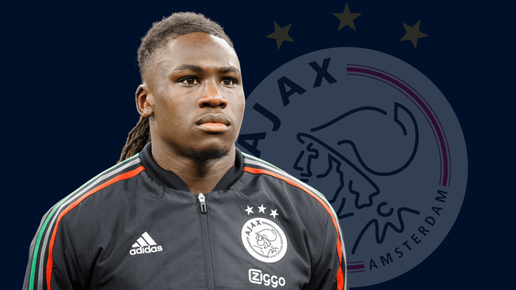 Calvin Bassey tekende afgelopen zomer een contract tot medio 2027 bij Ajax.