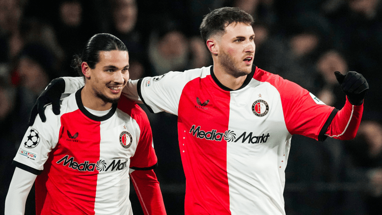 Anis Hadj Moussa samen met Santiago Giménez in het shirt van Feyenoord.