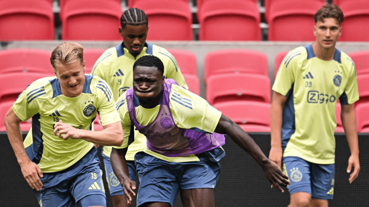 Julian Rijkhoff op de training bij Ajax samen met concurrent Brian Brobbey