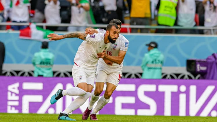 Roozbeh Chesmi viert zijn goal tegen Wales.