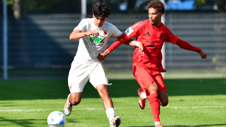 Berkay Aslan namens FC Augsburg Onder 19 in actie tegen Bayern München.