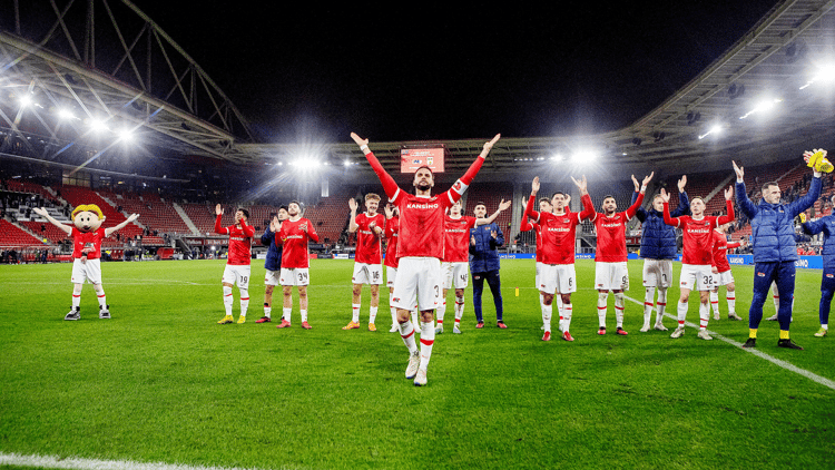 AZ is nog altijd boos over de afwikkeling van het coronaseizoen 2019/20 en de financiële compensatie die er nooit volledig is gekomen