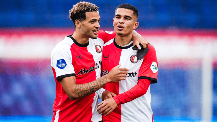 Ilias Sebaoui (rechts) in het shirt van Feyenoord tijdens een oefenwedstrijd in de voorbereiding op het huidige seizoen