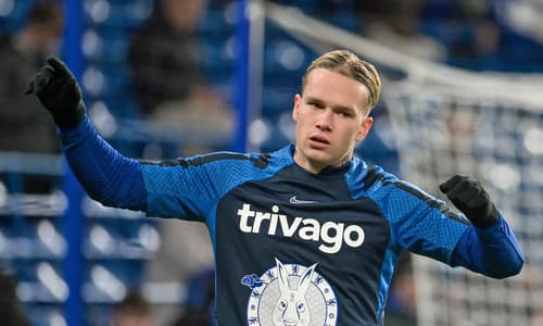 Mykhailo Mudryk warming up for Chelsea