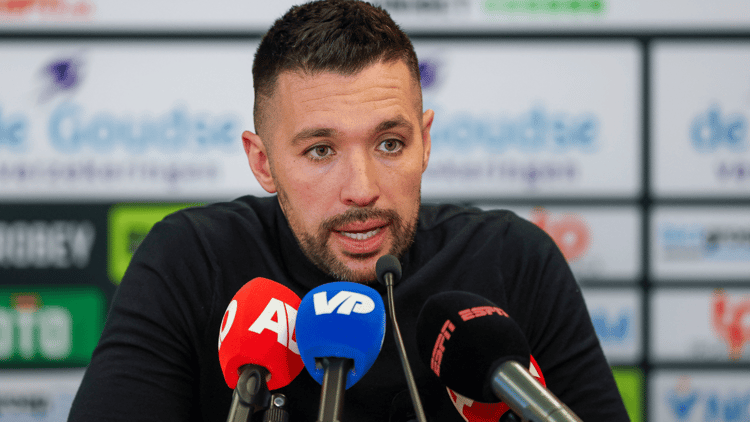 Francesco Farioli staat met Ajax momenteel slechts vier punten achter op koploper PSV.